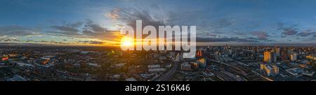 Luftaufnahme von Manchester mit Blick auf den Deansgate Square Komplex bei Sonnenuntergang und Dämmerung Stockfoto