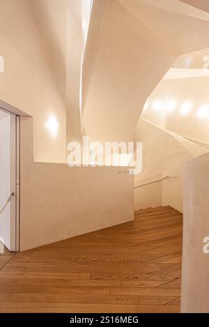 Place, Spanien - Oktober 2023: Besucher bewundern die charakteristischen architektonischen Merkmale der Casa Vicens von Gaudi, die fließende Linien und organische Formen zeigt. Stockfoto