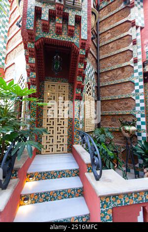 Barcelona, Spanien - Oktober 2023: Besucher bewundern das komplizierte Design der Casa Vicens von Gaudi mit lebhaften Fliesen und üppigem Grün am Eingang Stockfoto
