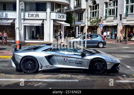 Cannes, Frankreich - 7. September 2024: Silver Lamborghini Aventador SuperVeloce fährt auf der Straße für die Lamborghini Geneve Tour mit Torque Rally. Stockfoto