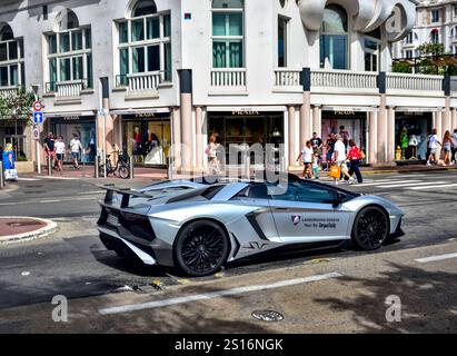 Cannes, Frankreich - 7. September 2024: Silver Lamborghini Aventador SuperVeloce fährt auf der Straße für die Lamborghini Geneve Tour mit Torque Rally. Stockfoto