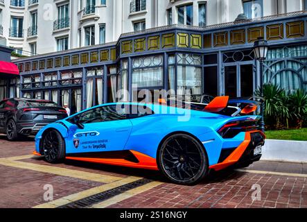 Cannes, Frankreich - 7. September 2024 : wunderschöne blau-orange Lamborghini Huracan STO parkte im Palast Le Mariotte für die Lamborghini Geneve Tour Stockfoto