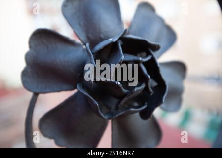 Place, Spanien - Oktober 2023: Eine schwarze eiserne Blumenskulptur ziert einen Abschnitt der Casa Vicens und zeigt außergewöhnliche Handwerkskunst und künstlerische Details Stockfoto
