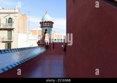 Place, Spanien - Oktober 2023: Dieser Blick auf das Casa Vicens in Barcelona unterstreicht Gaudis architektonische Brillanz mit farbenfrohen Fliesen und einzigartig Stockfoto