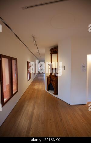 Place, Spanien - Oktober 2023: Besucher spazieren durch das Innere der Casa Vicens, einem architektonischen Meisterwerk von Gaudi. Stockfoto