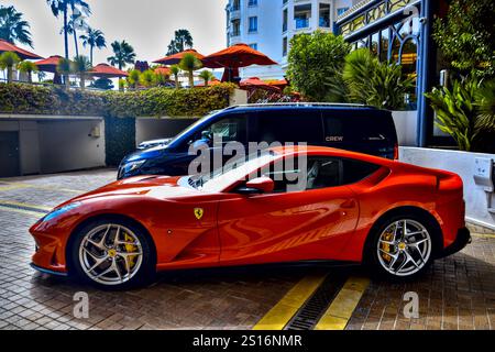 Cannes, Frankreich - 7. September 2024 : Red Ferrari 812 Superfast (2017-2022) parkt vor dem Palast Le Majestic. Stockfoto