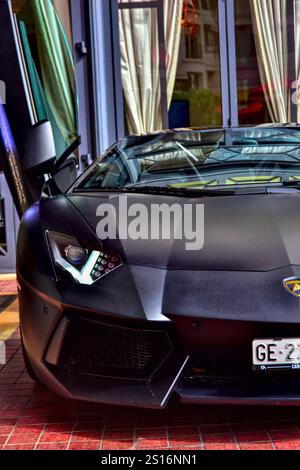 Cannes, Frankreich - 7. September 2024 : der schwarze Lamborghini Aventador parkte im Palast Le Mariotte für die Lamborghini Geneve Tour mit Torque Rally. Stockfoto