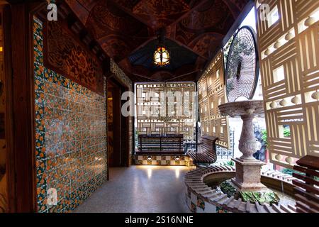 Place, Spanien - Oktober 2023: Casa Vicens von Gaudi zeigt lebendige Fliesen und raffinierte Holzdesigns, die einzigartige architektonische Merkmale hervorheben Stockfoto