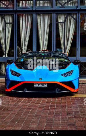 Cannes, Frankreich - 7. September 2024 : Vorderansicht einer wunderschönen blau-orangen Lamborghini Huracan STO, die im Palast Le Mariotte geparkt ist Stockfoto