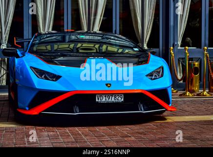 Cannes, Frankreich - 7. September 2024 : Vorderansicht einer wunderschönen blau-orangen Lamborghini Huracan STO, die im Palast Le Mariotte geparkt ist Stockfoto