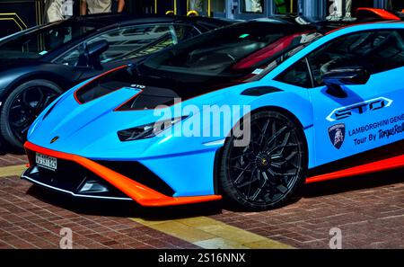 Cannes, Frankreich - 7. September 2024 : wunderschöne blau-orange Lamborghini Huracan STO parkte im Palast Le Mariotte für die Lambo Geneve Tour Stockfoto