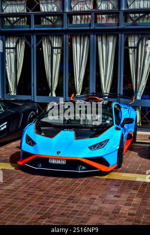 Cannes, Frankreich - 7. September 2024 : Vorderansicht einer wunderschönen blau-orangen Lamborghini Huracan STO, die im Palast Le Mariotte geparkt ist Stockfoto