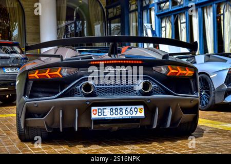 Cannes, Frankreich - 7. September 2024 : hinter dem Lamborghini Aventador SVJ parkte im Palast Le Mariotte für die Lamborghini Geneve Tour Torque Rally Stockfoto