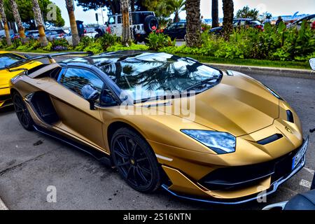 Cannes, Frankreich - 7. September 2024: Bronze Lamborghini Aventador SuperVeloce parkte auf La Croisette ohne Menschen. Stockfoto