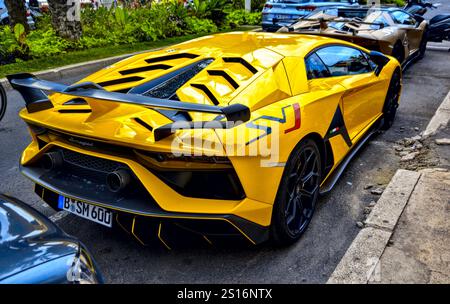 Cannes, Frankreich - 7. September 2024 : hinter einem gelben Lamborghini Aventador SVJ parkt in La Croisette, einer berühmten Straße. Stockfoto