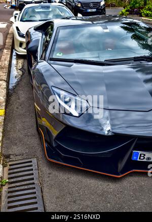 Cannes, Frankreich - 7. September 2024 : Schwarzer Lamborghini Aventador parkt in La Croisette, einer berühmten Straße. Stockfoto