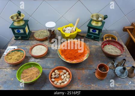 Auswahl an bunten Gewürzen und Zutaten auf einem rustikalen Holztisch, der für die Schinkenherstellung verwendet wird. Traditionelle Zubereitung von Speisen in Sierra de Aracena, Spa Stockfoto