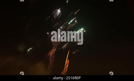 Helles Feuerwerk, das den Nachthimmel vor dunklem Hintergrund beleuchtet Stockfoto