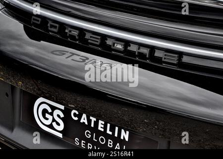 Roche-la-Molière, Frankreich - 2. Juli 2023: Autoausstellung. Im Fokus steht ein schwarzer Porsche 911 GT3 RS. Stockfoto