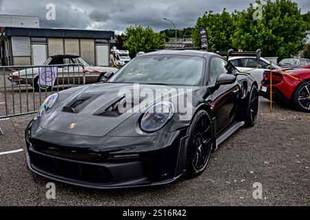 Roche-la-Molière, Frankreich - 2. Juli 2023: Autoausstellung. Im Fokus steht ein schwarzer Porsche 911 GT3 RS. Stockfoto