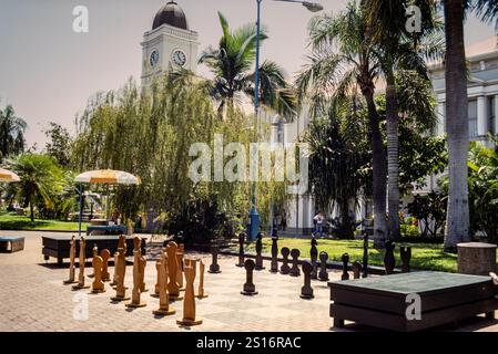 Riesenschach für Besucher am Strand in Townsville, Queensland, Australien. Das Gebäude im Hintergrund mit dem Uhrenturm ist das alte Postgebäude, das heute eine Brauerei ist. Archivfoto aus dem Jahr 1991 Stockfoto