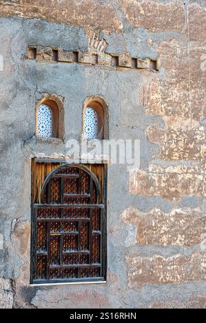 Altes Holzfenster in einer mittelalterlichen architektonischen Mauer. Stockfoto
