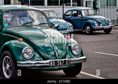 Roche-la-Molière, Frankreich - 2. Juli 2023: Autoausstellung. Konzentrieren Sie sich auf eine Gruppe von Volkswagen Beetle Cars. Stockfoto