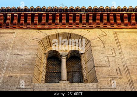 Architektonische Merkmale eines antiken Fensters an einer Steinmauer im Archäologischen Museum von Granada, früher bekannt als das Haus von Castril. Stockfoto