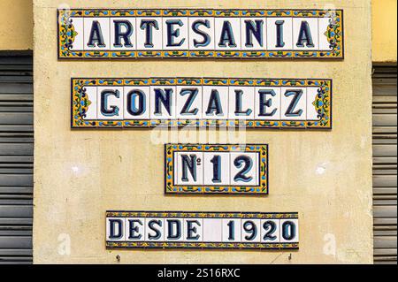 Fliesenzeichen von Artesania Gonzalez an der Fassade eines Gebäudes in der Altstadt. Stockfoto