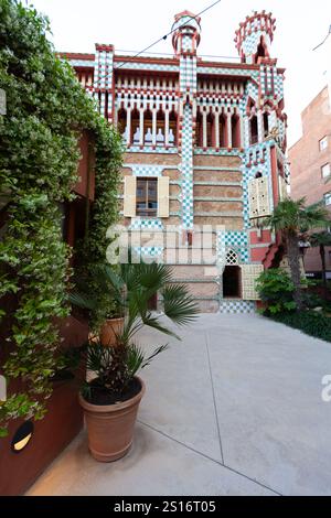 Place, Spanien - 15. Oktober 2023: Casa Vicens, entworfen von Gaudi, zeigt lebendige Farben und komplizierte Details. Stockfoto