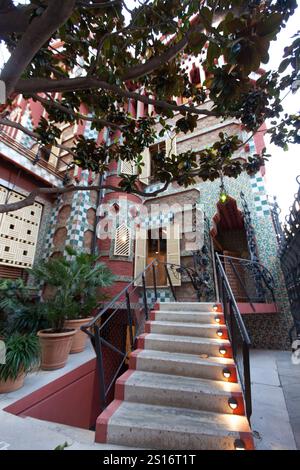 Place, Spanien - Oktober 2023: Casa Vicens by Gaudi steht mit komplizierten Fliesenarbeiten und lebhaften Farben im Vordergrund. Besucher bewundern das einzigartige Design mit Stockfoto