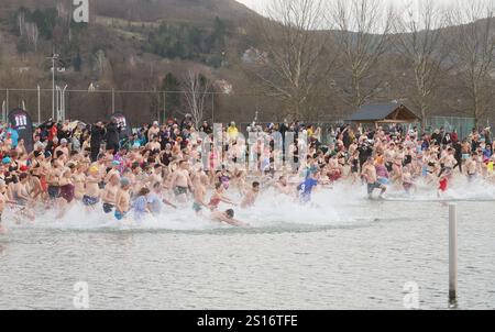 Jena, Deutschland. Januar 2025. Mehrere hundert Badefreunde schwimmen am Neujahrstag im Schleichersee bei einer Lufttemperatur von 6 Grad und einer Wassertemperatur von rund 4 Grad. Zum fünften Mal lud die Jenaer Bäder- und Freizeitgesellschaft 2025 zum gemeinsamen Schwimmen im Südbad ein. Quelle: Bodo Schackow/dpa/Alamy Live News Stockfoto