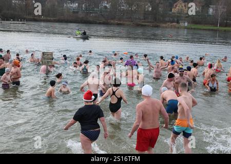 Jena, Deutschland. Januar 2025. Mehrere hundert Badefreunde schwimmen am Neujahrstag im Schleichersee bei einer Lufttemperatur von 6 Grad und einer Wassertemperatur von rund 4 Grad. Zum fünften Mal lud die Jenaer Bäder- und Freizeitgesellschaft 2025 zum gemeinsamen Schwimmen im Südbad ein. Quelle: Bodo Schackow/dpa/Alamy Live News Stockfoto