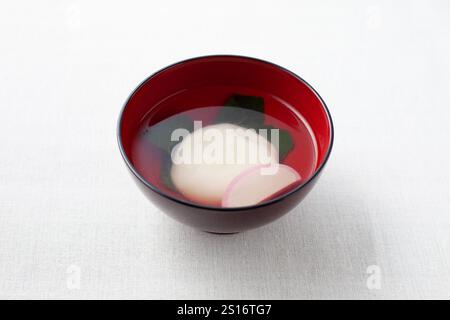 Ozoni Japanische traditionelle Reiskuchen Suppe isoliert auf dem Tisch Stockfoto