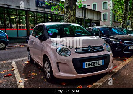 Saint-Etienne, Frankreich - 1. September 2024 : Rosa Citroën C1 II parkt auf einer Straße. Sie wurde zwischen 2014 und 2020 hergestellt. Stockfoto