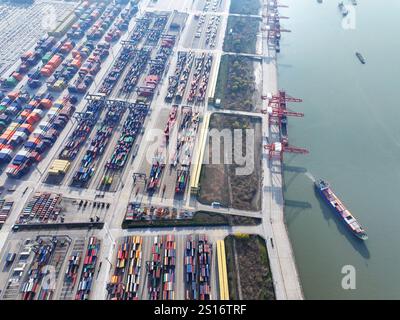Ein mit Containern beladenes Frachtschiff verlässt das Containerterminal Longtan Port Area des Hafens Nanjing in Nanjing, Provinz Jiangsu, China, 1. Januar 2025. Stockfoto