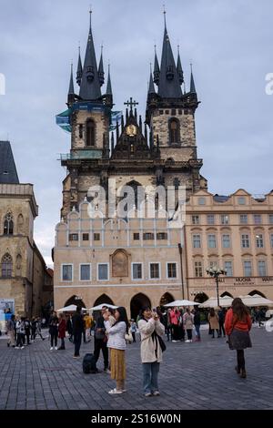 Prag, Tschechische Republik. 3. Oktober 2024 - Touristen auf dem Altstädter Ring mit der Kirche unserer Lieben Frau vor Tyn im Hintergrund Stockfoto