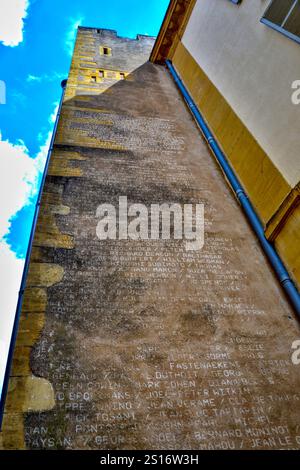 Metz, Frankreich - 7. August 2024 : Gedenkmauer in der Trinitaires-Straße. Es gibt den Namen aller juden, die während des Zweiten Weltkriegs von den nazis getötet wurden. Stockfoto