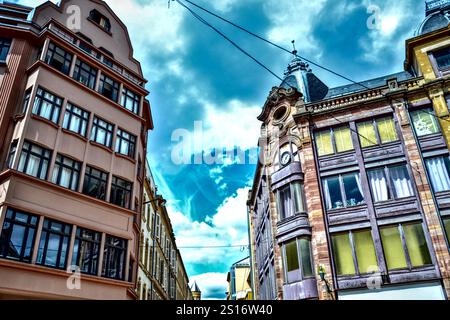 Metz, Frankreich - 7. August 2024 : Blick auf schöne alte Gebäude in der Serpenoise Straße. Stockfoto