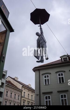 Prag, Tschechische Republik. 5. Oktober 2024: Regenschirm-Mann-Statue von Michal Trpák Stockfoto