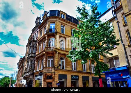 Metz, Frankreich - 7. August 2024 : Blick auf schöne alte Gebäude in der Serpenoise Straße. Stockfoto