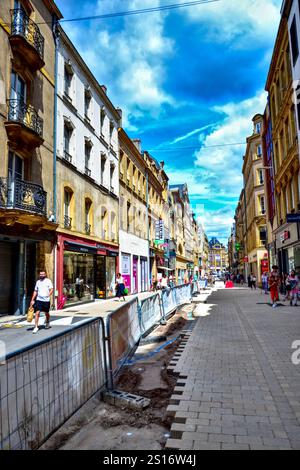 Metz, Frankreich - 7. August 2024 : Blick auf die Baustelle in der Serpenoise-Straße. Stockfoto