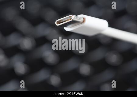 Konzeptfoto eines USB-C-Kabels mit Laptop-Tastatur Stockfoto