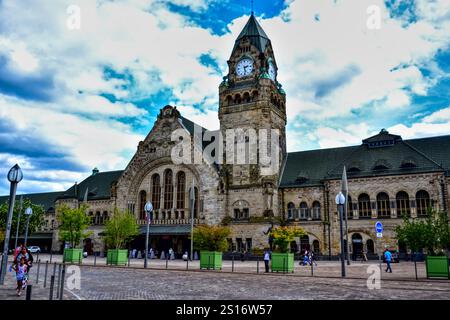 Metz, Frankreich - 7. August 2024 : Außenansicht des Bahnhofs, mit Menschen. Es ist ein Gebäude im deutschen neo-römischen Stil. Stockfoto