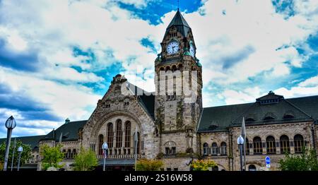 Metz, Frankreich - 7. August 2024 : Außenansicht des Bahnhofs ohne Menschen. Es ist ein Gebäude im deutschen neo-römischen Stil. Stockfoto