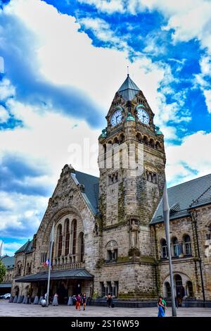 Metz, Frankreich - 7. August 2024 : Außenansicht des Bahnhofs, mit Menschen. Es ist ein Gebäude im deutschen neo-römischen Stil. Stockfoto