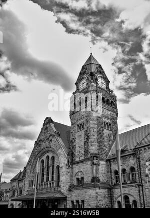 Metz, Frankreich - 7. August 2024 : Außenansicht des Bahnhofs ohne Menschen. Es ist ein Gebäude im deutschen neo-römischen Stil. Stockfoto