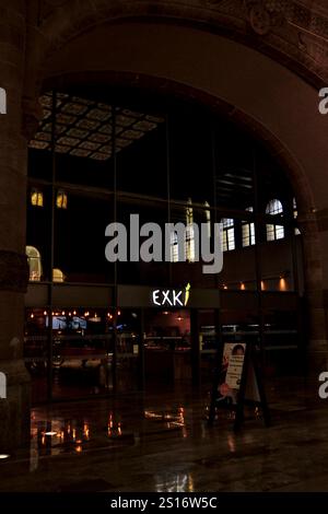 Metz, Frankreich - 7. August 2024 : Exki, ein vegetarisches, veganes und glutenfreies Restaurant. Es ist im Bahnhof von Metz. Stockfoto