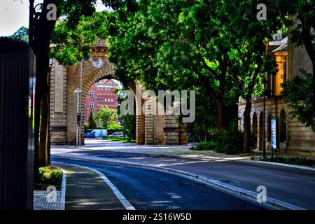 Metz, Frankreich - 7. August 2024 : Blick auf die Straße und am Ende auf das Sepenoise-Tor (Porte Serpenoise). Es war ein Tunnel in der Vergangenheit. Stockfoto