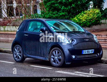 Straßburg, Frankreich - 28. Dezember 2021: Silver Aston Martin Cygnet von 2013 parkte in einer Straße. Es ist die Aston-Version des Toyota IQ. Stockfoto